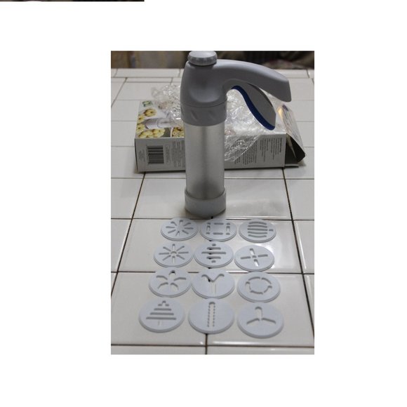 Wilton Ergonomic Comfort Grip Cookie Press Includes 12 Cookie Cutter Discs - Picture 1 of 10